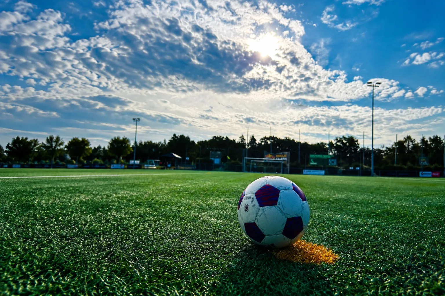 SFD Schwanheim Fußball im Abendlicht auf Kunstrasen