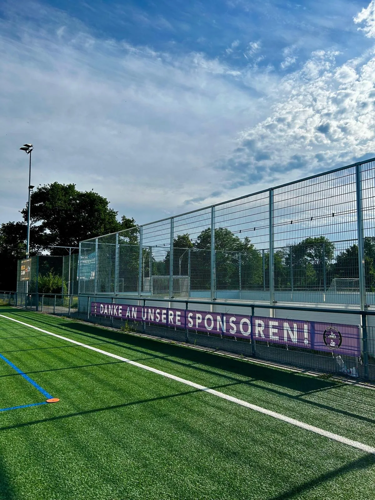 Zwei Fotos: Jugendmannschaft des SFD Schwanheim in lila Trikots vor einem großen Werbebanner am Tor, darunter Spieler am Spielfeldrand vor einer Reihe von Werbebannern am Zaun