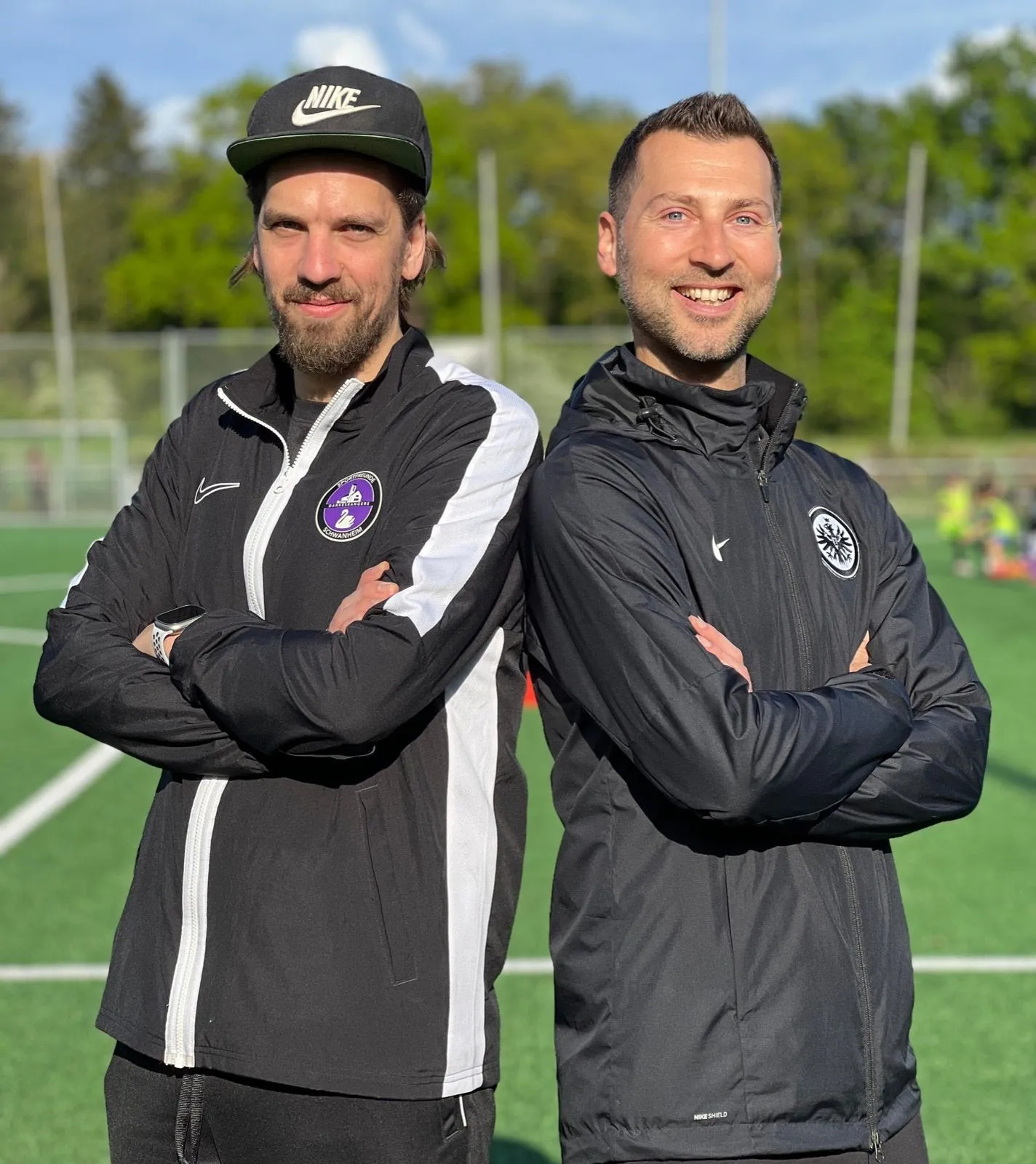 Die Trainer der G2020, Matthias Drews und Daniel Wolf, auf dem Sportplatz