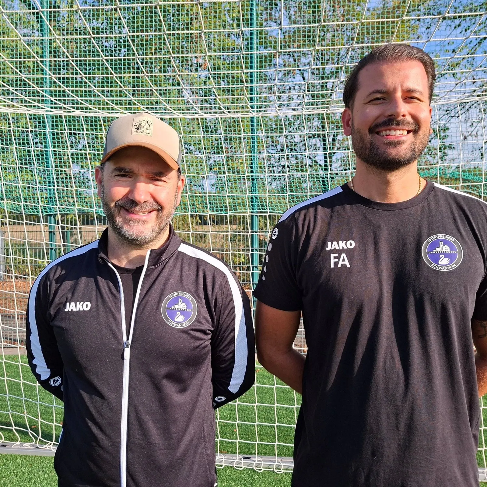 Die Trainer der G2021, Emanuele Napoletani und Fabio Alterino, vor dem Tor
